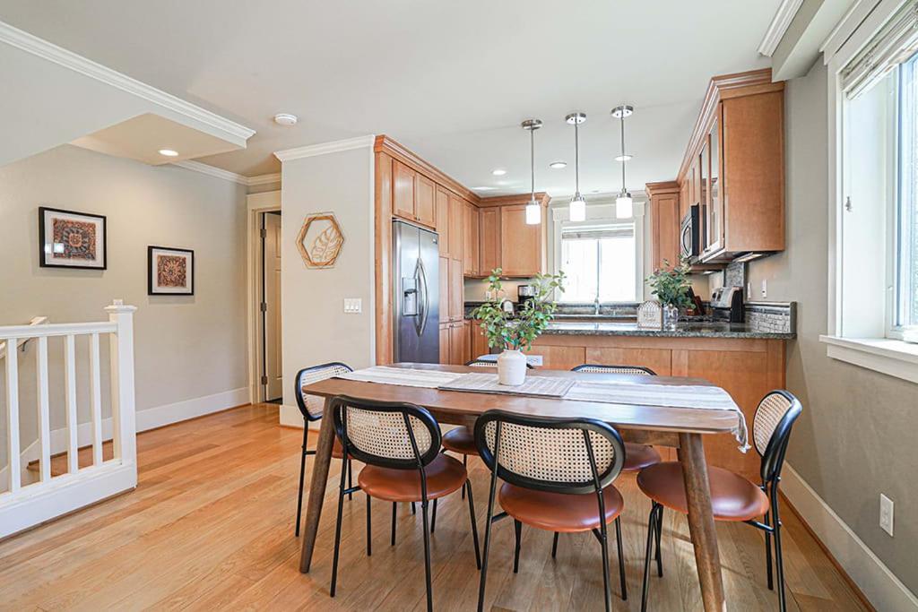 Exquisite Central Townhome With Spacious Loft And Gourmet Kitchen Seattle Eksteriør billede