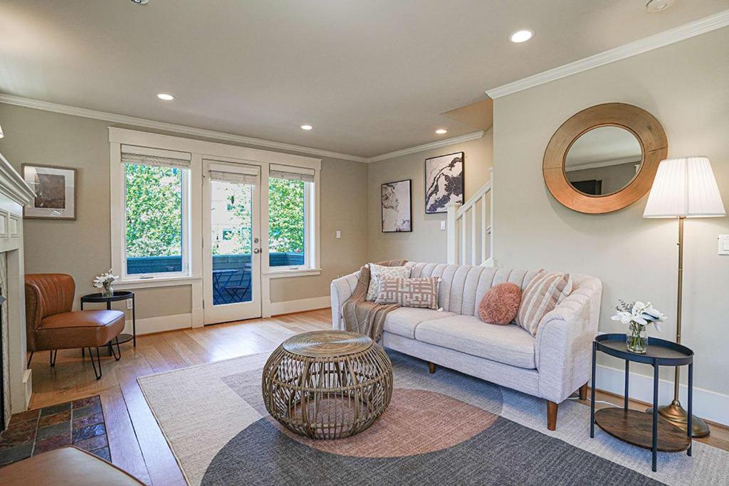 Exquisite Central Townhome With Spacious Loft And Gourmet Kitchen Seattle Eksteriør billede