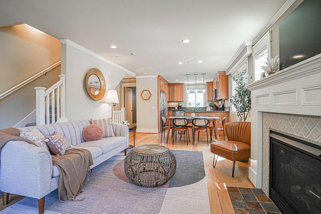 Exquisite Central Townhome With Spacious Loft And Gourmet Kitchen Seattle Eksteriør billede