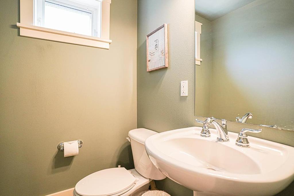 Exquisite Central Townhome With Spacious Loft And Gourmet Kitchen Seattle Eksteriør billede