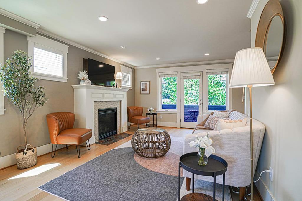 Exquisite Central Townhome With Spacious Loft And Gourmet Kitchen Seattle Eksteriør billede