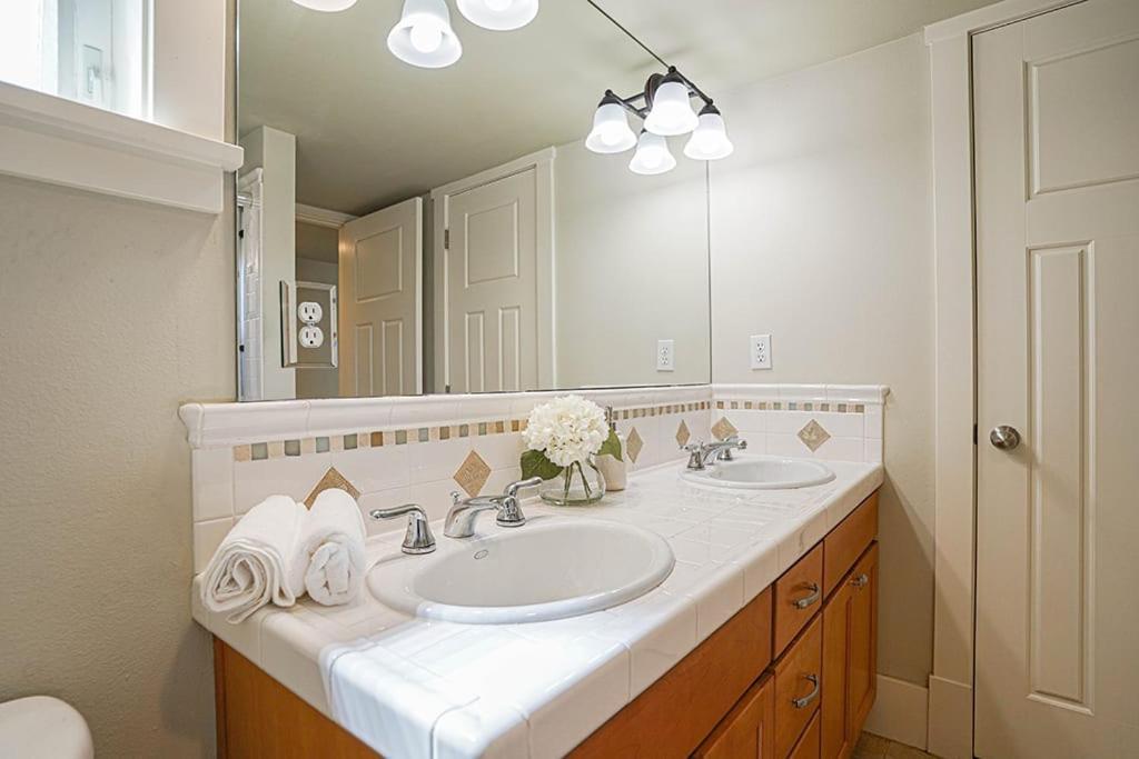 Exquisite Central Townhome With Spacious Loft And Gourmet Kitchen Seattle Eksteriør billede