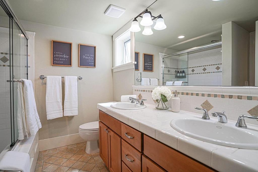 Exquisite Central Townhome With Spacious Loft And Gourmet Kitchen Seattle Eksteriør billede