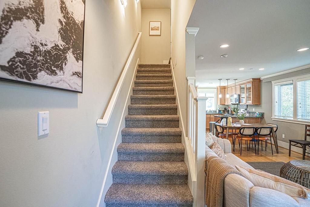 Exquisite Central Townhome With Spacious Loft And Gourmet Kitchen Seattle Eksteriør billede